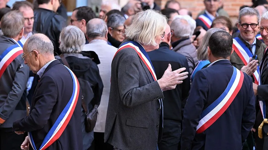 Violences du 17 octobre : l'Association des maires de France appelle au rassemblement devant les mairies ce lundi à midi