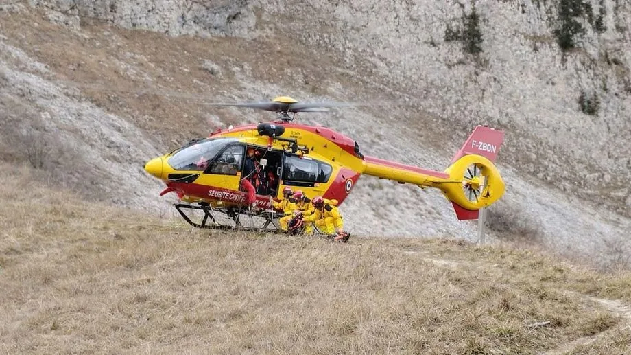 "On grimpe avec 25 kilos sur le dos" : en Isère, ces pompiers spécialisés traquent les feux en montagne