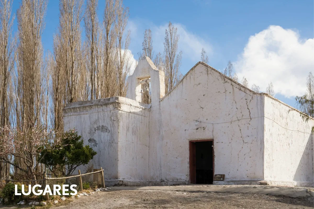 El pueblito que gira en torno a una vieja capilla y es parada obligada para sellar el pasaporte sanmartiniano