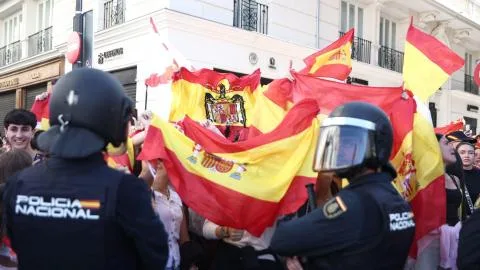 El acoso ultra a los acampados en Sol deja al menos tres detenidos y un policía herido