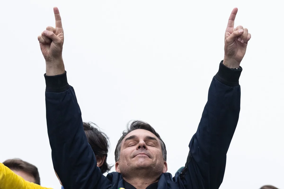 100 mil euros para alojar actor, 2 mil euros por peruca: o polémico filme sobre Bolsonaro