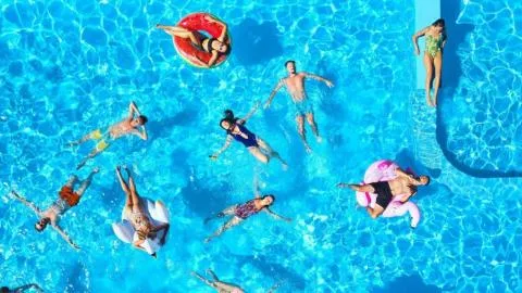 La piscina se paga cara: los pisos con este extra cuestan un 62% más en España