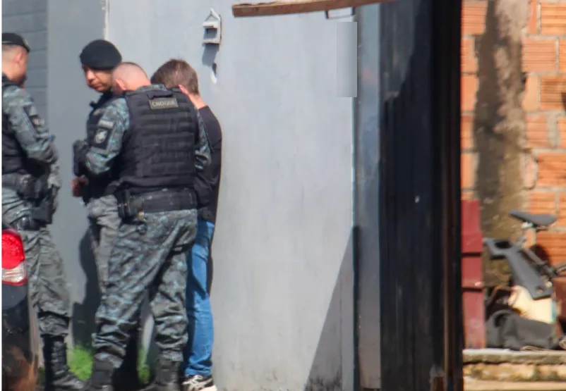 Encapuzados invadem casa, rendem família e matam homem a tiros durante assalto