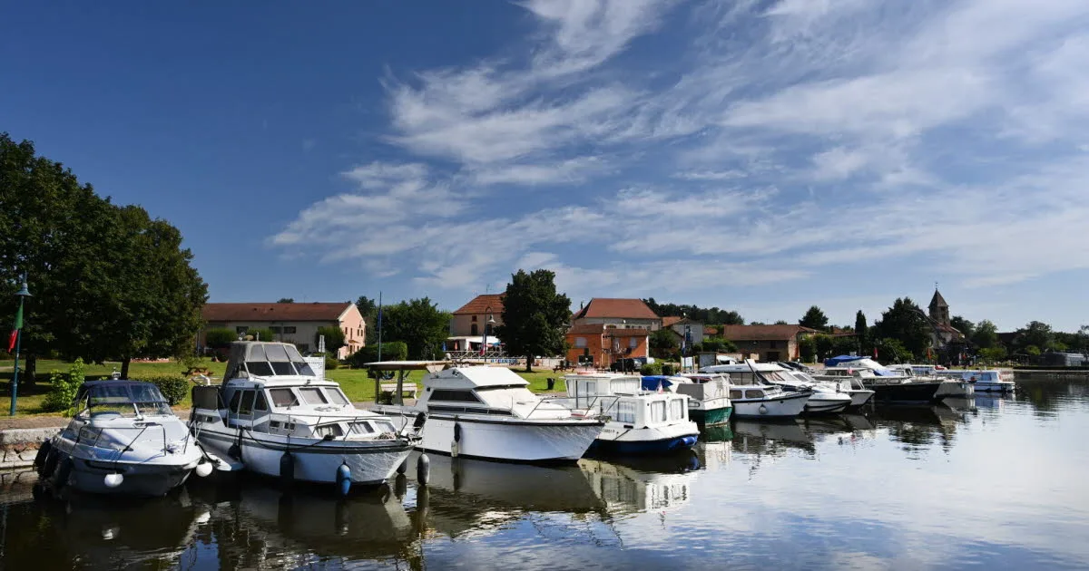 Loire. Manque d’eau : le port de Briennon à l'arrêt après un été de navigation difficile sur le canal de Roanne à Digoin