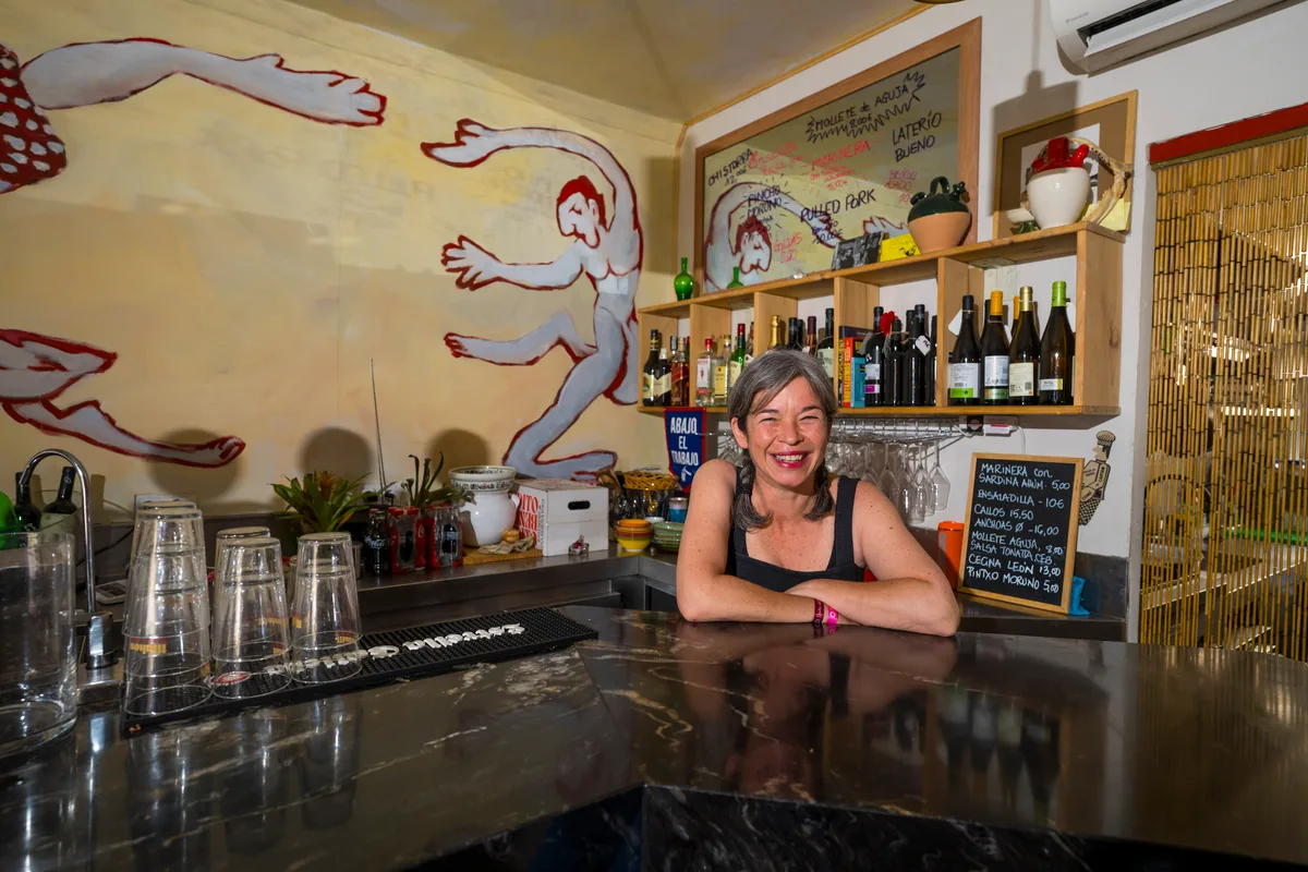 El Lugarcito, el bar con los botellines de Mahou más fríos de Madrid: "Desde la barra tienes que ser como un director de orquesta"