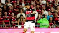 Danilo, do Flamengo, se pronuncia após cirurgia e faz brincadeira com filho