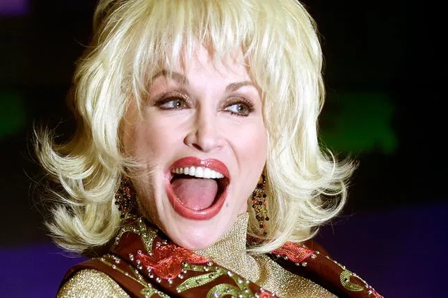 Pourquoi tout le monde aimait Dolly Parton, “sainte laïque” de la country
