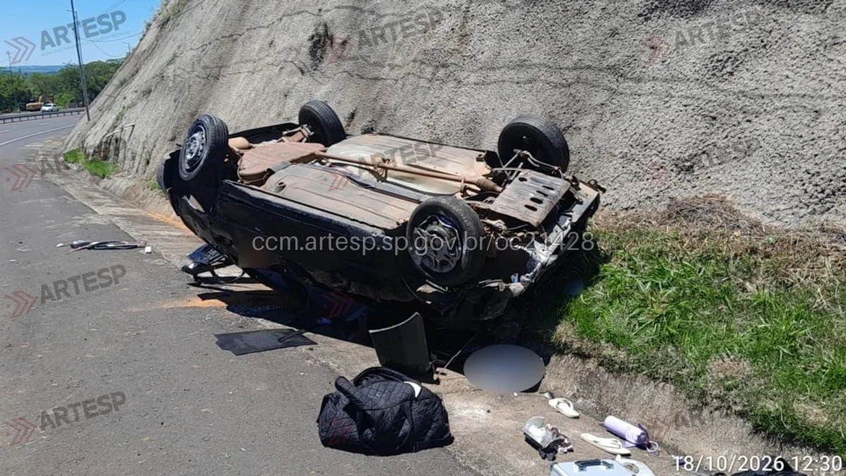 Passageira morre após ser arremessada de carro em capotamento na rodovia SP-333
