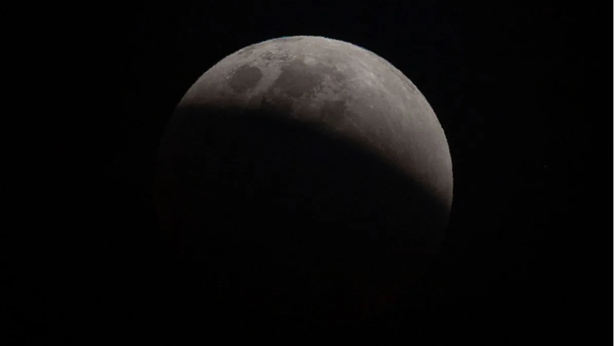 Eclipse lunar quase total poderá ser visto a olho nu em todo Brasil entre hoje e amanhã — sob uma condição
