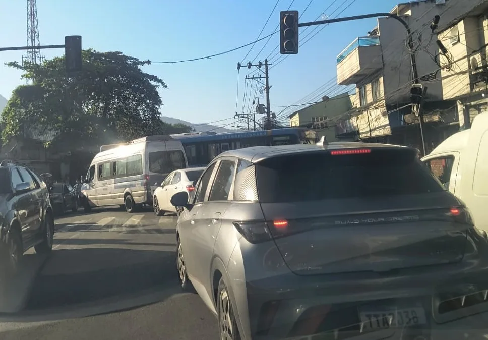 Criminosos usam 5 ônibus como barricadas durante operação da PM na Cidade de Deus, Zona Sudoeste do Rio
