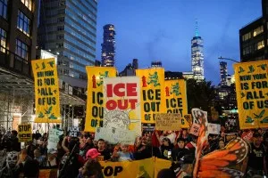 Protestos contra o ICE tomam Nova York após disparo contra pai com filho no carro