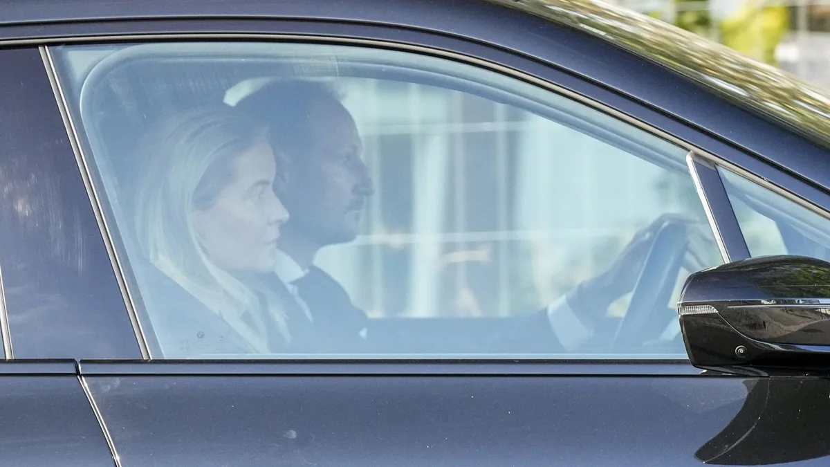 La imagen del príncipe Haakon y Mette-Marit que resume el momento crítico del rey Harald: gesto serio y de luto riguroso