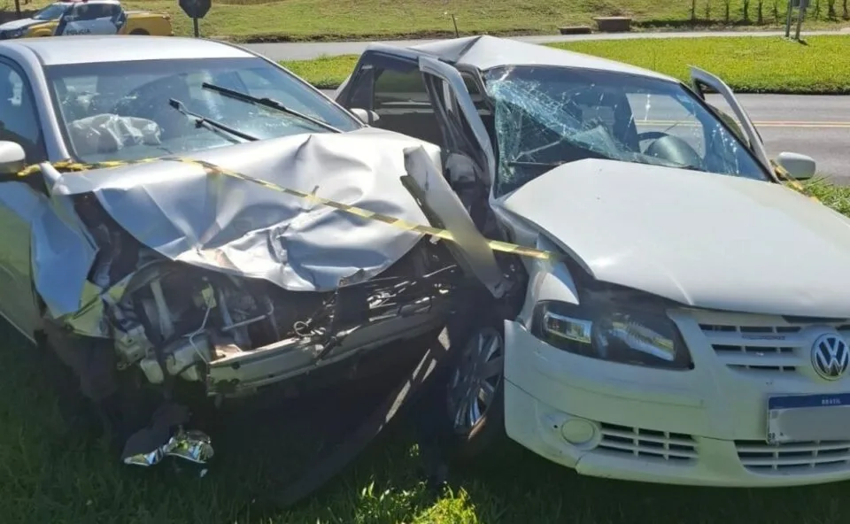 Casal de idosos morre após colisão entre dois carros na PR-281 em Salto do Lontra