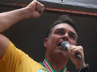 Présidentielle au Brésil : Flavio Bolsonaro, fils de l’ancien dirigeant brésilien, visé par une enquête pour corruption