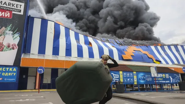Evacuações após ataque aéreo contra depósito de explosivos perto de Kyiv