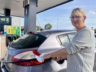 « On ne va plus au cinéma, ni faire du shopping » : face au prix du carburant, les automobilistes adaptent leur budget
