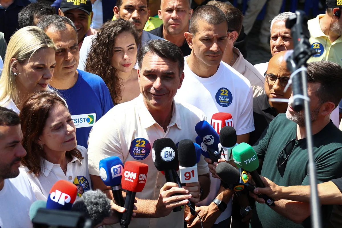 Governo 'faz uso eleitoreiro' da Petrobras, diz Flávio Bolsonaro