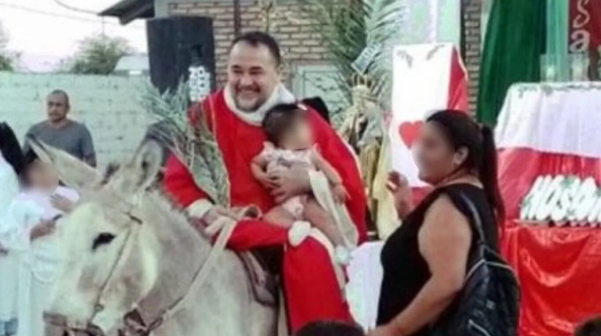 Un sacerdote chocó a un grupo de jóvenes que iban en moto y escapó: su insólita justificación