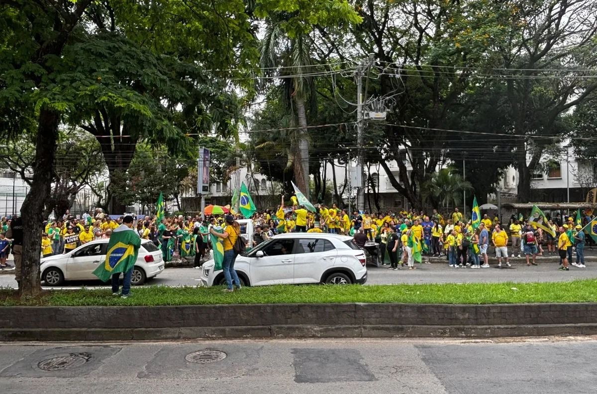 Apoiadores de Flávio Bolsonaro participam de ato em Juiz de Fora