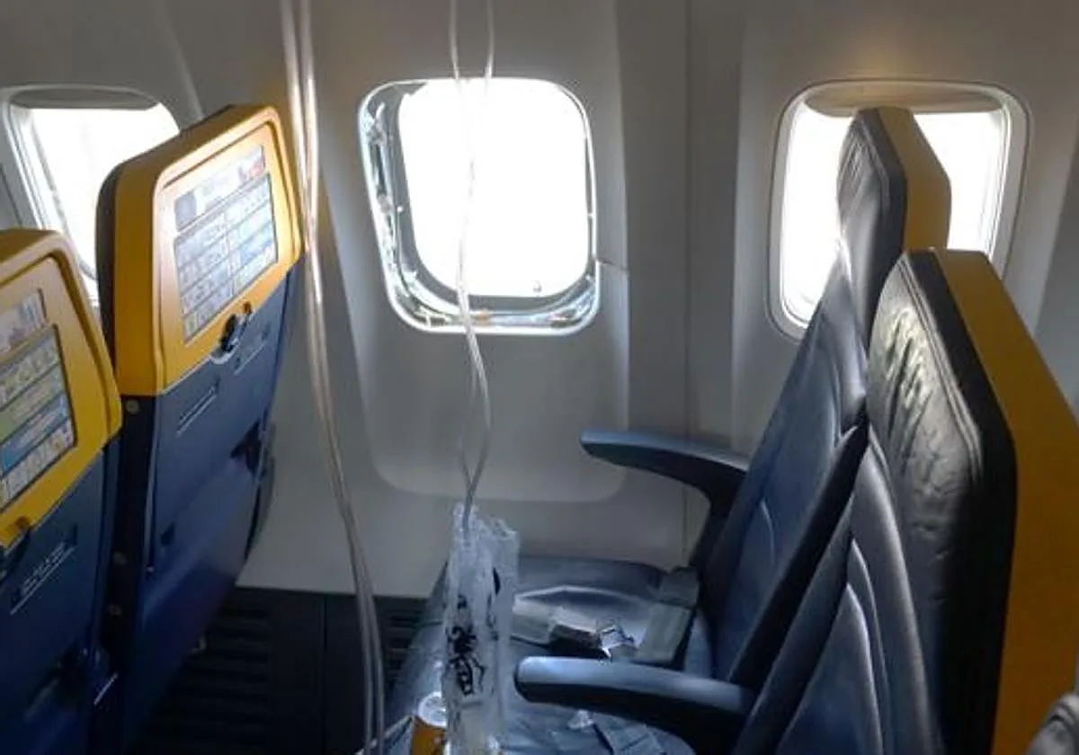 Plumas en el motor y agujeros en el fuselaje: claves del informe del viajero succionado por una ventanilla de avión