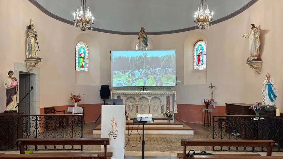 La messe retransmise sur écran dans l'église de Coublucq dans le Nord-Béarn, faute de prêtre pour l'Assomption