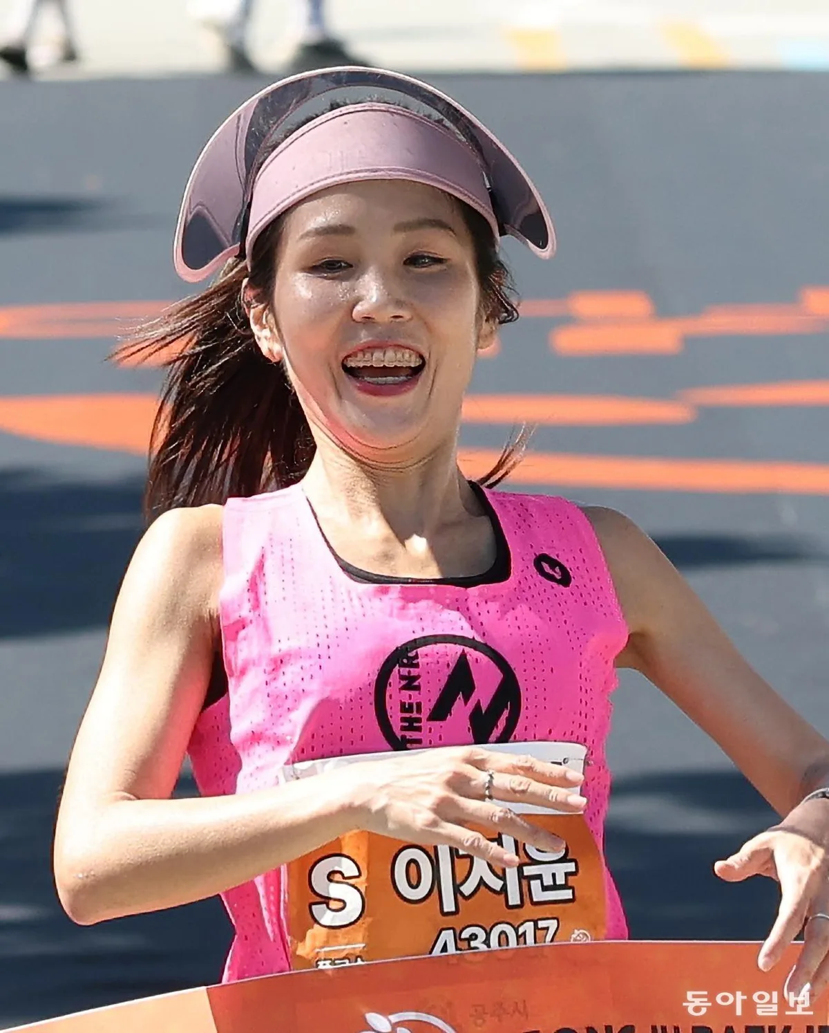 1만2000명 ‘가을 러닝’… ‘선캡 여왕’ 이지윤씨 女풀코스 제패