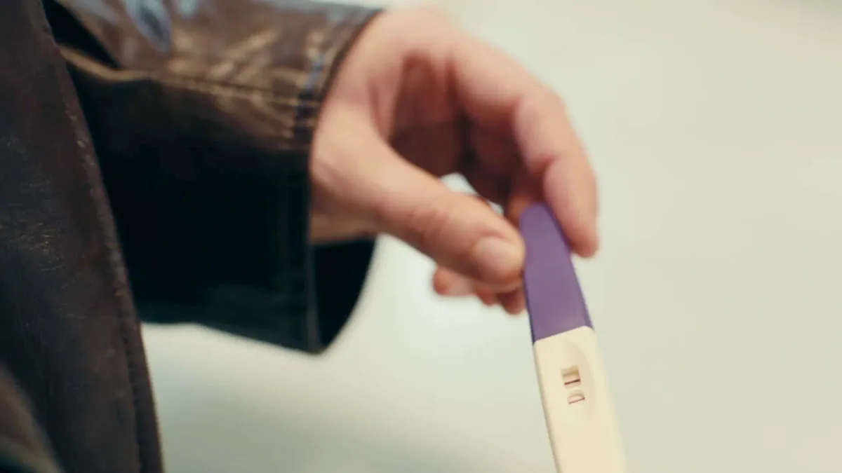 "Quizás decidas abortar y estará bien": Sanidad lanza una campaña para combatir el estigma y la culpa en torno al aborto
