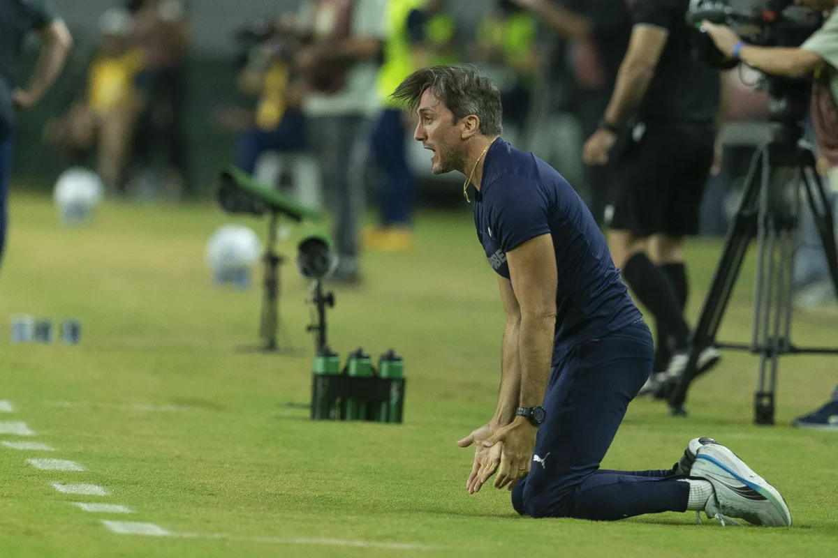 Bastidores: demissão de Zubeldía gerou divergência no Fluminense, que tomou decisão em busca de paz