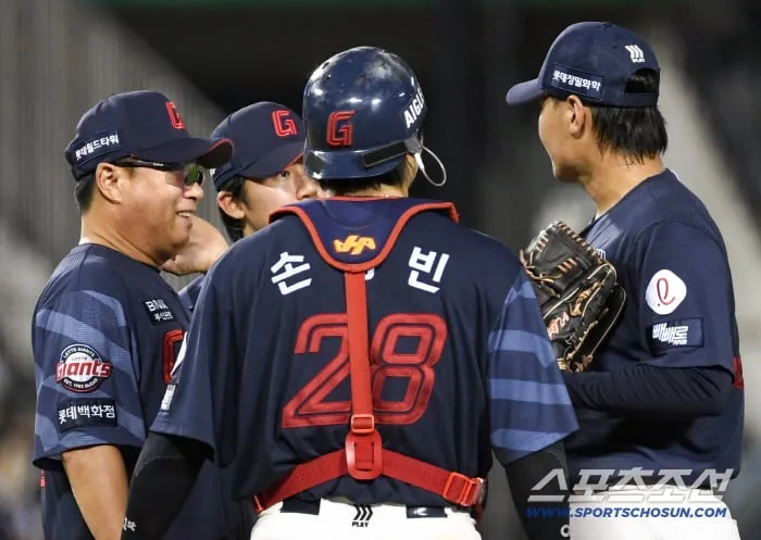 '끝까지 안쓰고 싶었는데…' ERA 48.60, OBA 0.667 천적 상대 극한의 '강제 등판', "단순하게 루틴대로…"