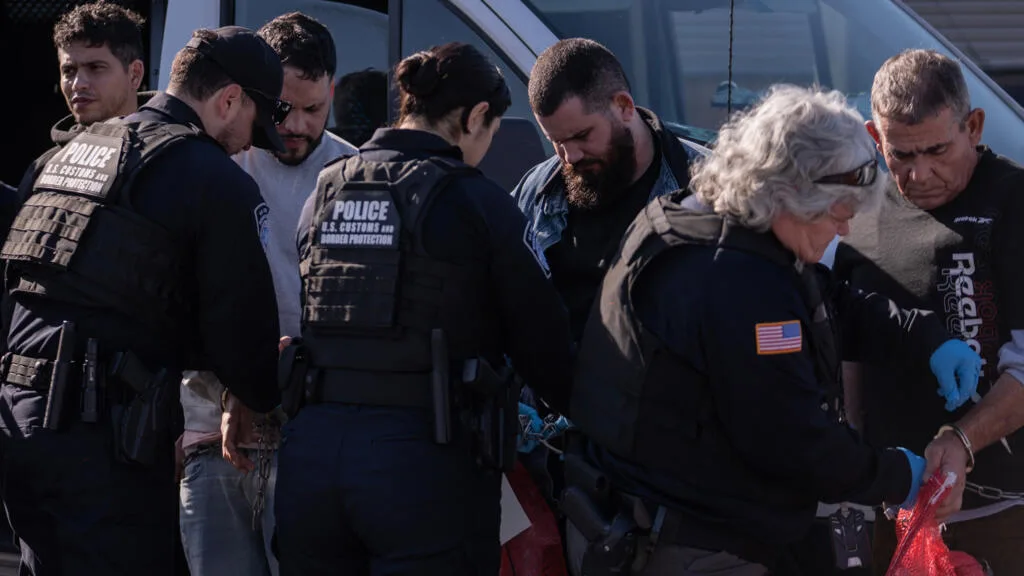 États-Unis: les expulsions de Mexicains vers des pays tiers, entre illégalité et pression sur Mexico