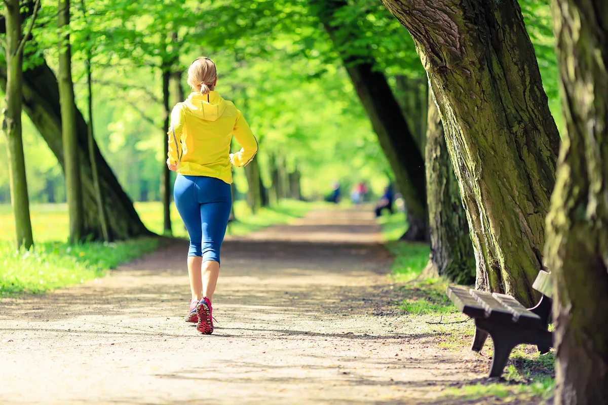 Qué es la caminata 6-6-6: el ejercicio que tiene efectos positivos en el cuerpo y en la mente