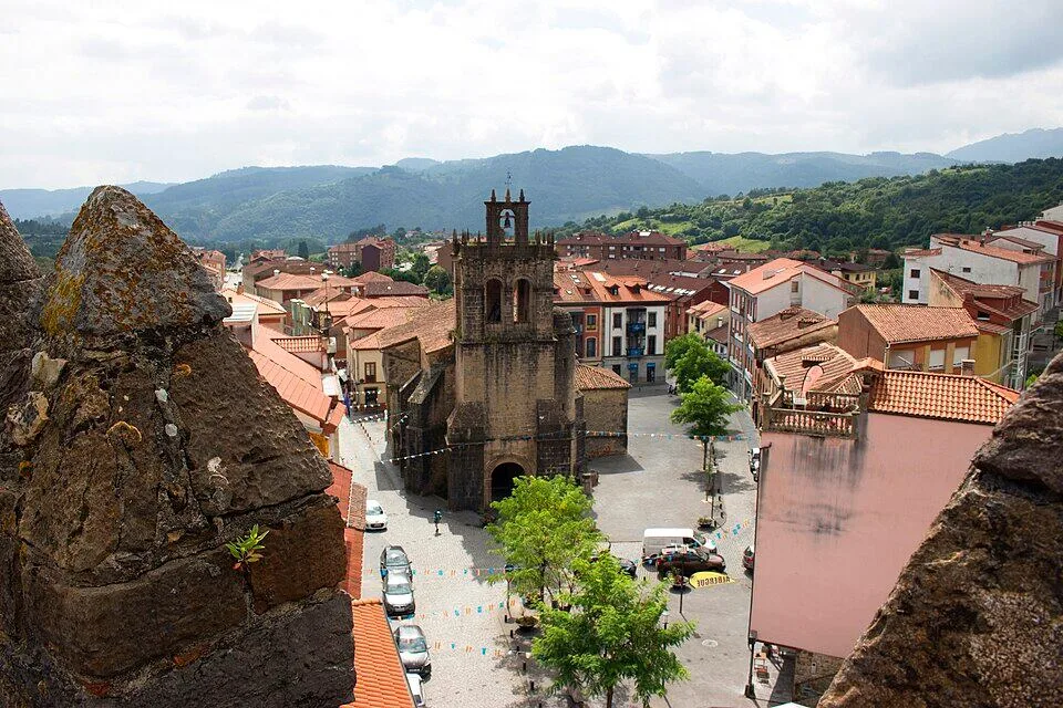 El pequeño pueblo de Asturias que esconde un impresionante mausoleo renacentista y la historia de uno de sus inquisidores más poderosos