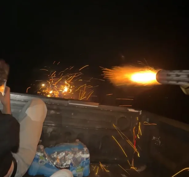Incêndio em Chelan Hills: Vídeo mostra jovens lançando fogos de caminhonete nos EUA