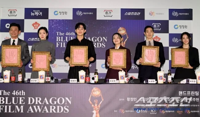 [청룡영화상] 영광의 순간 손도장으로..현빈X손예진 부부→김도연까지 청룡 핸드프린팅 참석