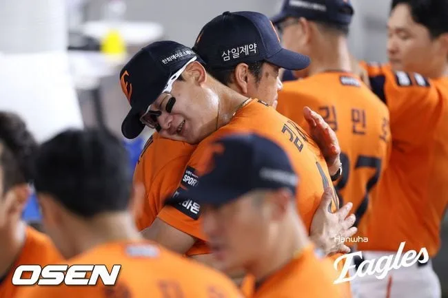제구되는 152km, 날리는 160km 보다 훨씬 낫다…‘무실점’ 김서현, 투수코치 품에서 '아기 미소' 얼마만인가