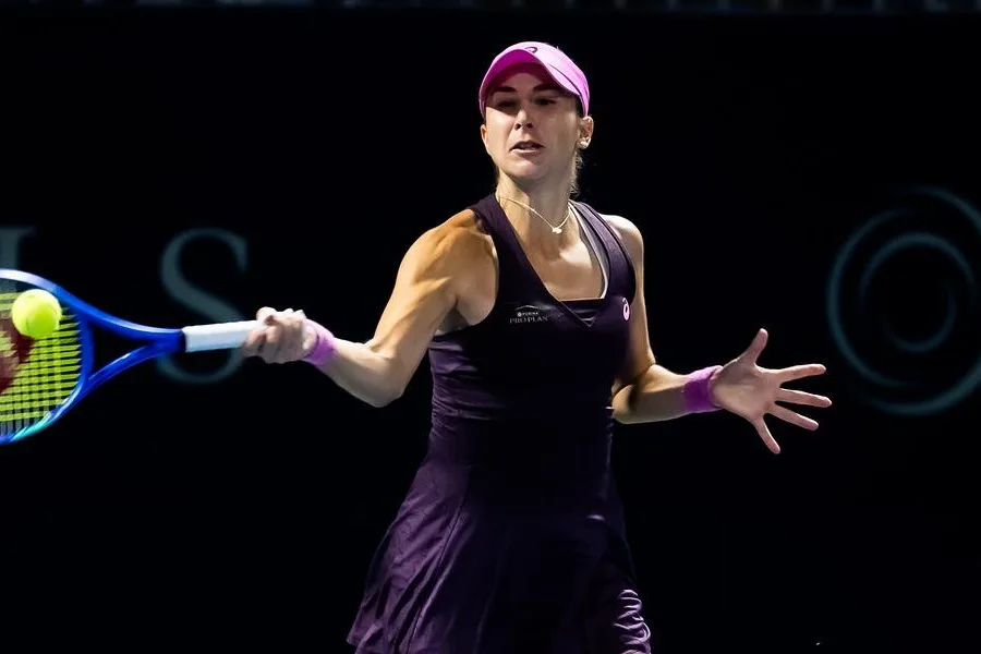 Bencic sente lesão no quadril e Gauff avança à semifinal em Toronto