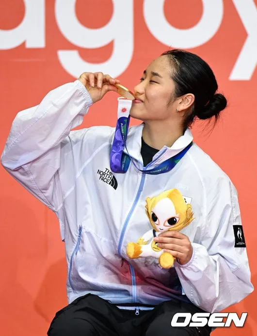'배드민턴 신이 있다면 안세영이다!' 아킬레스건 부상 참고 대역전 우승…야마구치 또 울렸다