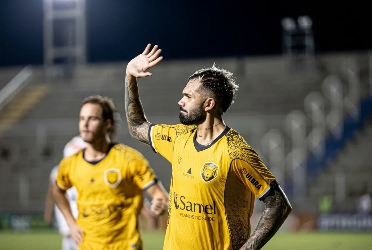 Uruguaio sucessor de Suárez e artilheiro da Série C alega salários atrasados e pede rescisão