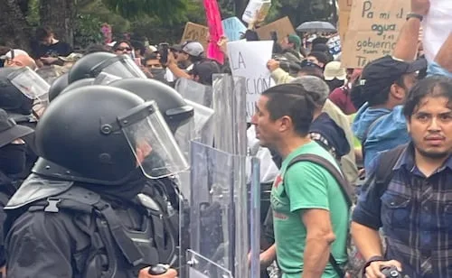 “Queremos agua limpia”: Marchan en Guadalajara por agua contaminada; enfrentamiento en Casa Jalisco deja detenidos