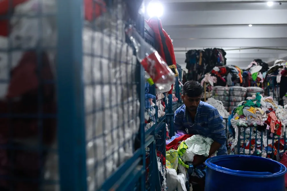 Clasificar 560 kilos de ropa usada al día por 70 euros al mes: así se trabaja en las fábricas de Pakistán que procesan lo que tiramos en Europa