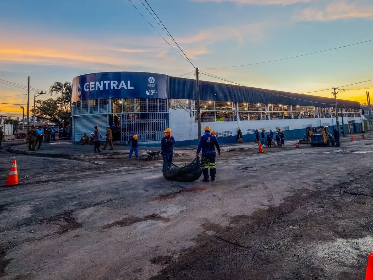 Entre rieles y accesos sepultados: así fue la recuperación histórica del Mercado Central en San Salvador