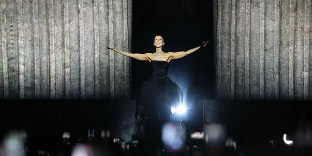 Céline Dion renaît sur scène, pour le premier des 26 concerts de sa résidence à Nanterre : « Je veux chanter pour vous, chanter la vie »
