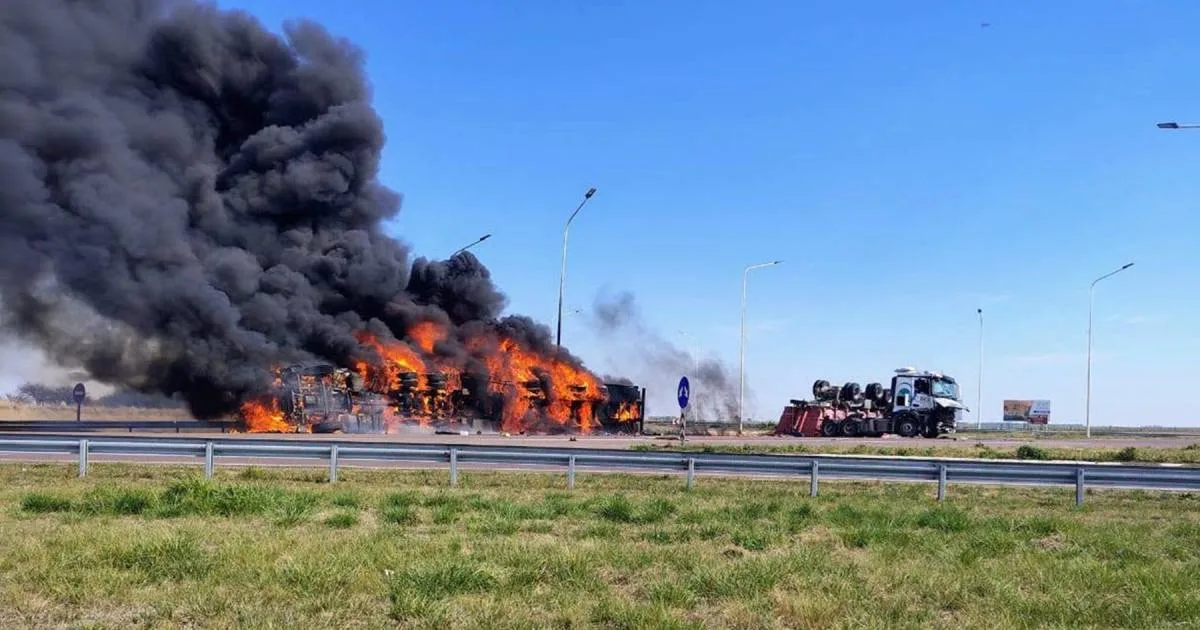 Fuerte choque entre dos camiones en La Pampa obligó a un corte en el cruce de las Rutas 35 y 18