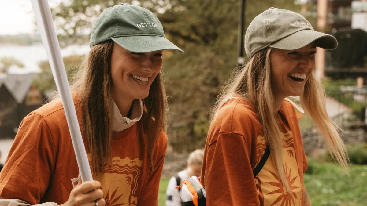 'Soft hiking': la mejor manera de caminar, hacer senderismo por la montaña y mantener relaciones sanas si te unes a un club