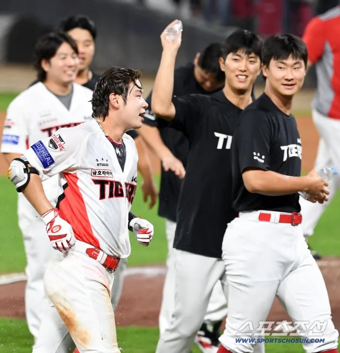 [포토] 연장 10회말 끝내기 박정우-이의리-곽도규, 진심으로 축하