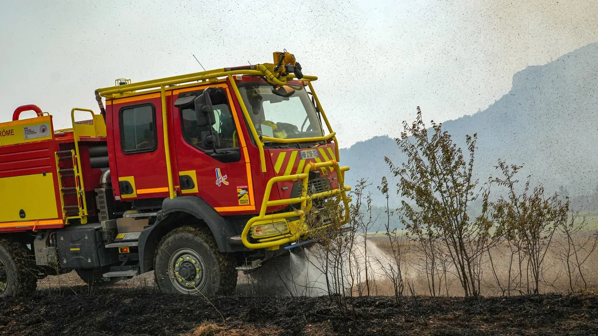 Une situation "plus favorable": le feu de forêt historique qui touche les Ardennes a peu évolué cette nuit