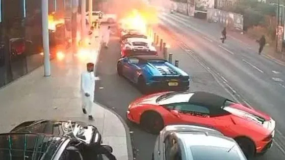 Dois carros de luxo incendiados após ataque durante casamento em Birmingham