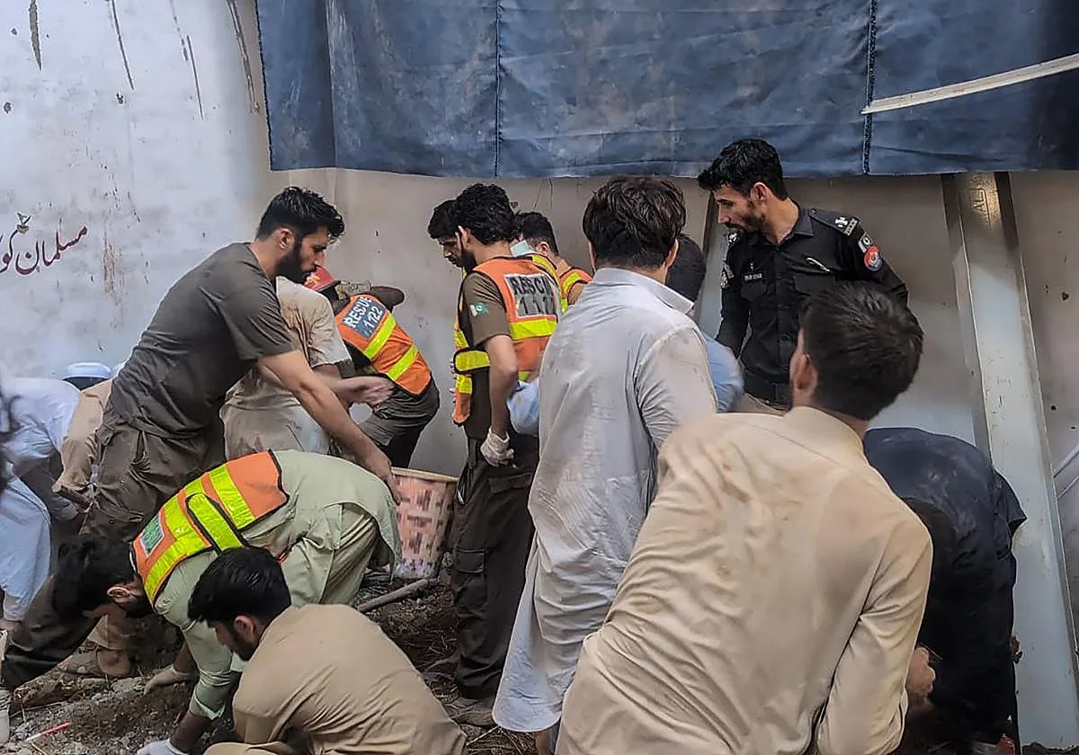 Mueren 27 alumnos y un profesor al derrumbarse el techo de un colegio en Pakistán