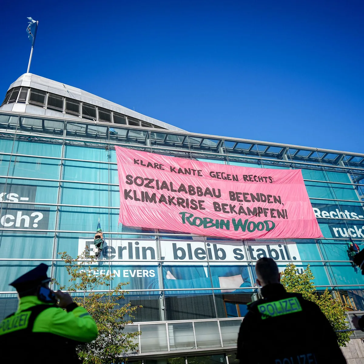 Berlin - Kletter-Protest von Aktivisten an CDU-Zentrale