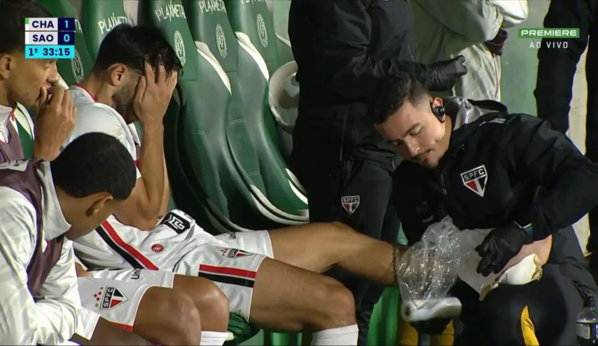Calleri sente tornozelo em dividida e deixa jogo do São Paulo